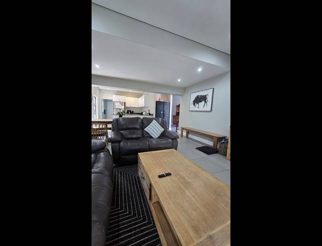3 BEDROOM FREESTANDING FOR SALE IN PALM LAKES ESTATE
